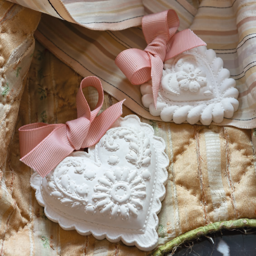 Coração Bordado Gesso Marquise
