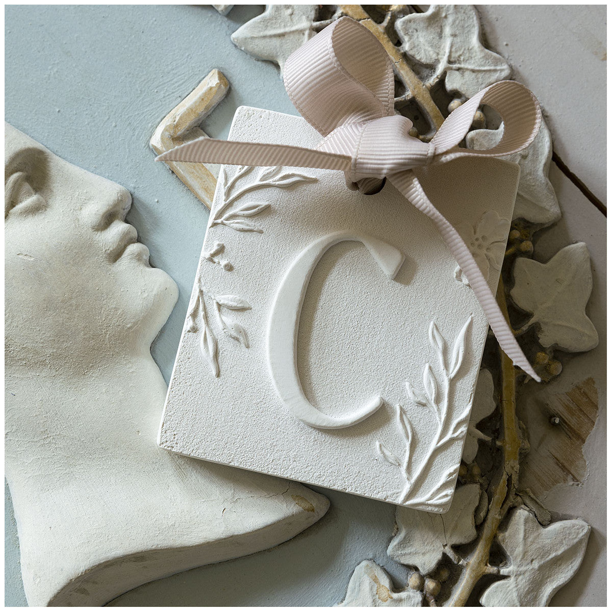 Letra C Gesso Fleur de Cotton