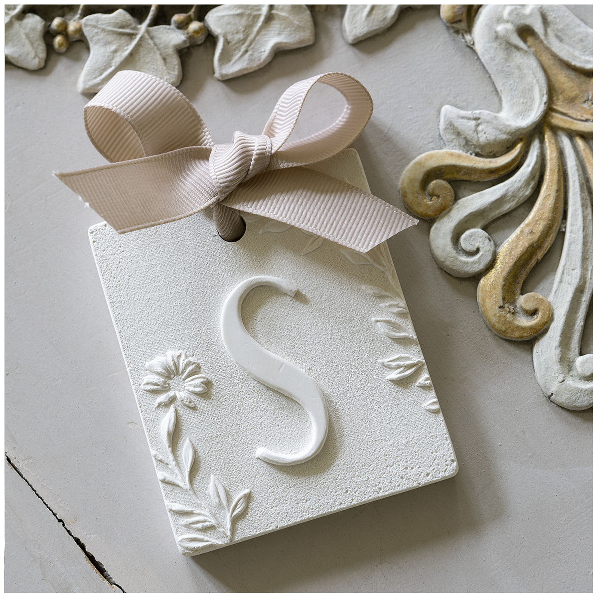 Letra S Gesso Fleur de Cotton