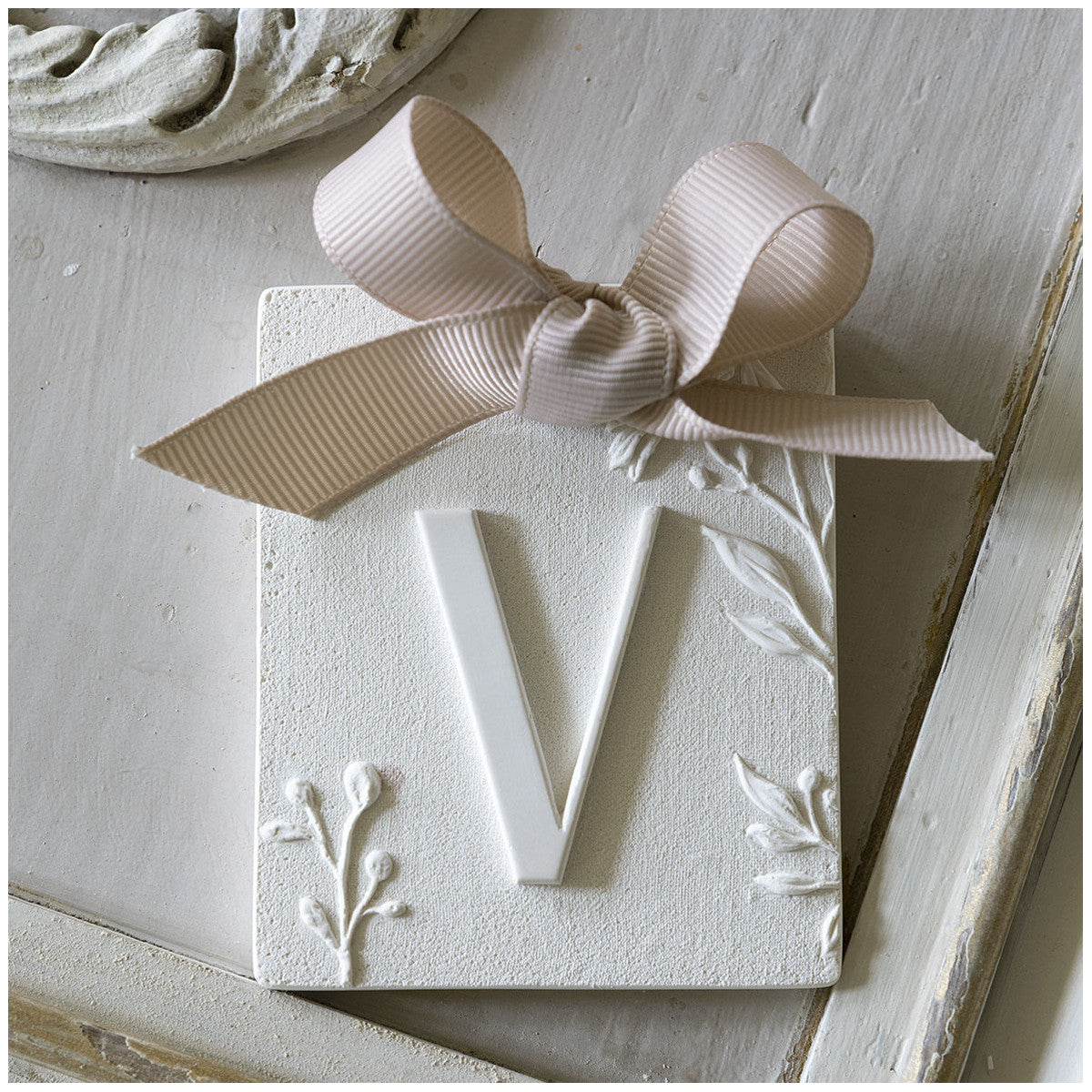 Letra V Gesso Fleur de Cotton